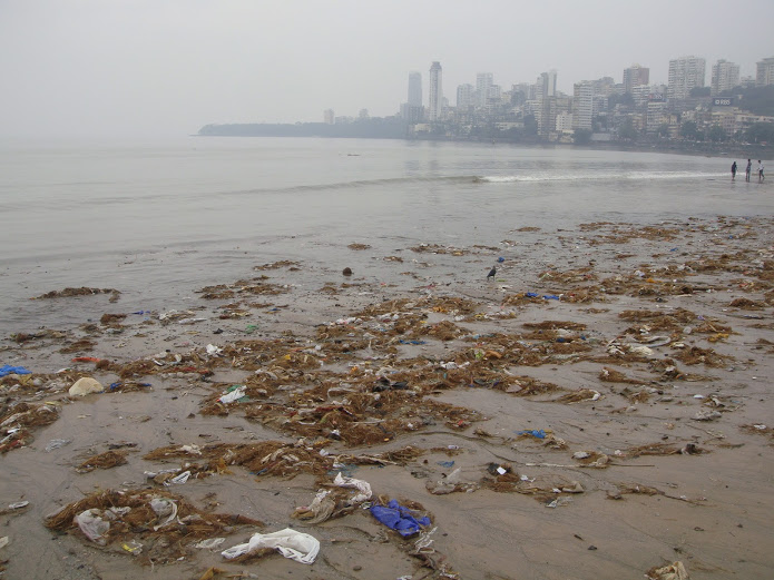 Drewmanity-India-mumbai-chowpatti-beach-trash-north