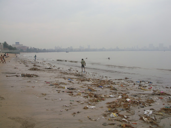 Drewmanity-India-mumbai-chowpatti-beach-trash