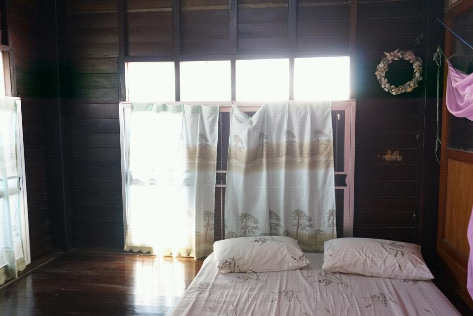 drewmanity-amphawa-thailand-morning-room-for-rent