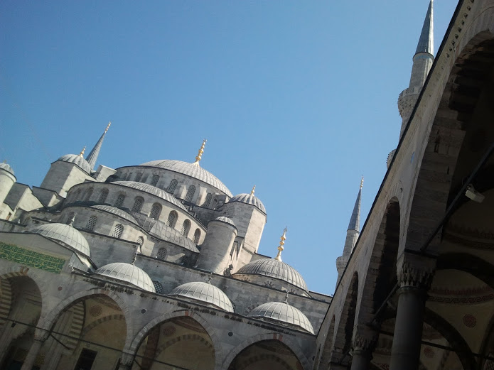 drewmanity-turkey-istanbul-blue-mosque-courtyard