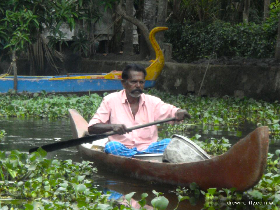 drewmanity.com-india-kerala-backwaters-boat-man-in-river